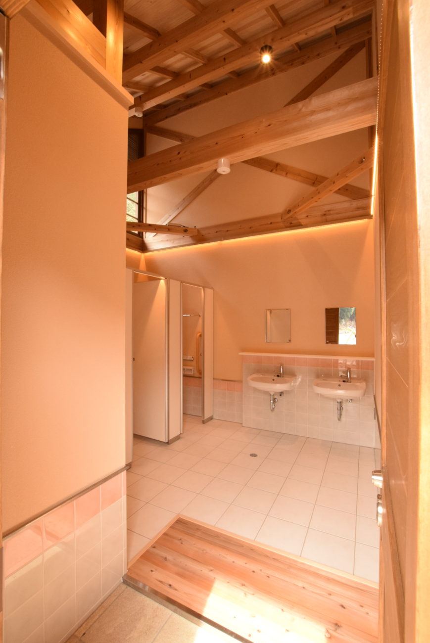 オートキャンプ場トイレ