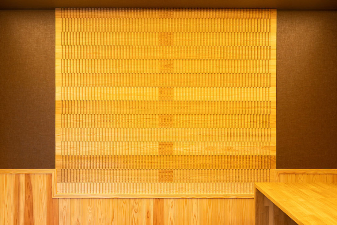 辻中歯科医院　スリットパネル