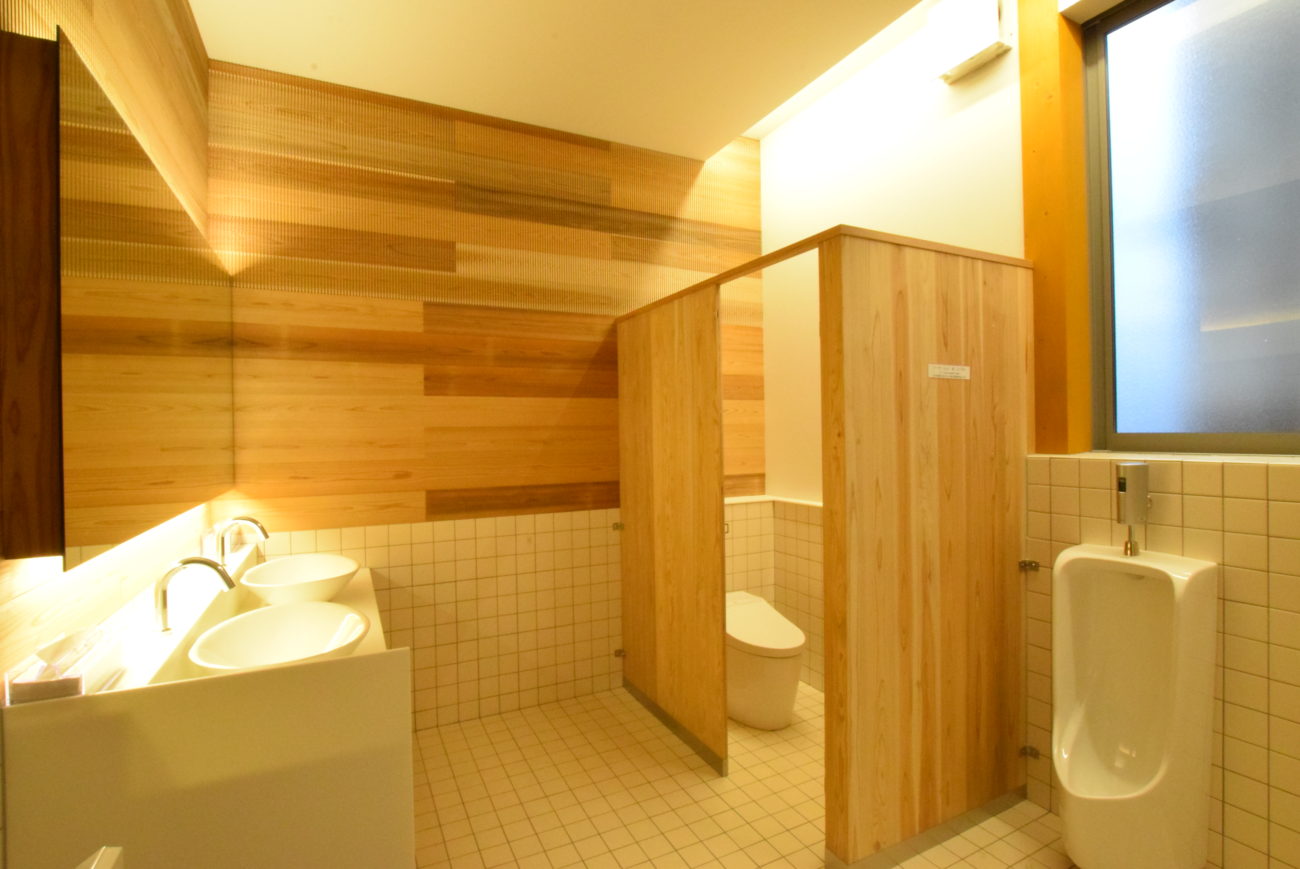 大阪木材会館　吉野杉木口スリットパネル