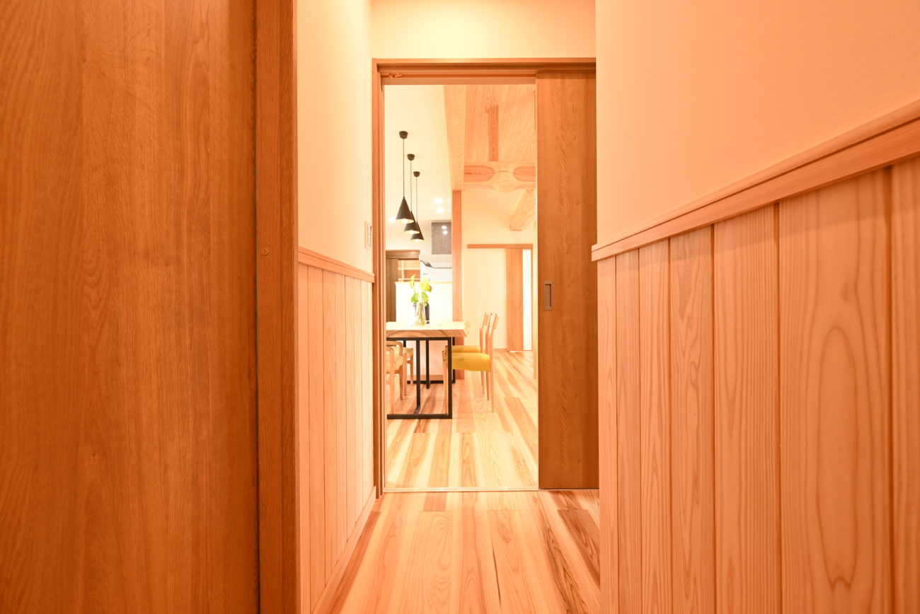 吉野杉腰壁、サンゴ塗り壁